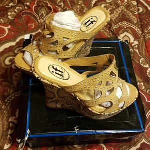 SOLD -Women's Tan Wedges